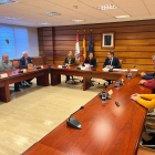 Reunión de alcaldes sorianos y riojanos ayer con la consejera de Movilidad, María González.