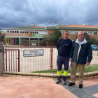 Ángel Sainz y David Ortega ante las instalaciones del colegio Fuente del Rey de Soria.