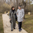 Irene Villa y David Serrato paseando por las márgenes del Duero.