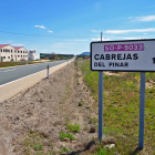 Acceso a la localidad de Cabrejas del Pinar.