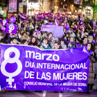 En torno a un millar de personas participaron en la manifestación para reclamar los derechos de las mujeres.