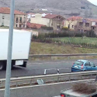 Imagen del vídeo en el que se observa al coche azul frente a frente con un camión en una zona de doble carril.
