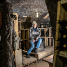 Ellen de Vries posa en la bodega subterránea donde reposan sus vinos y realiza visitas para dar a conocer la cultura ancestral de la zona.