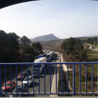 Larga fila de vehículos en la entrada a Soria desde la N-122 por Golmayo.