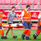 Un jugador del Numancia es retirado en camilla de Los Pajaritos por lesión.