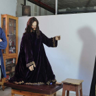 Fernando Tudela con dos de las tallas que ha restaurado para la Semana Santa de San  Esteban.