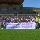 Los dos equipos del Ingenieros muestran una pancarta en la que reclaman poder jugar con normalidad sus partidos en Soria.