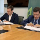 Los presidentes de C.D. Calasanz y Caja Rural de Soria, Gonzalo Irigoyen y Carlos Martínez Izquierdo, durante la firma del convenio.