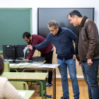 Dos de los profesores honoríficos participan en una Olimpiada de Geografía en el Instituto Antonio Machado