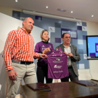 La presidenta del Club Atletismo Celtíberas, Raquel Sánchez junto con el presidente de la Diputación, Benito Serrano, y el diputado de Deportes, Sergio Frías.