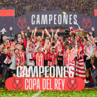 La plantilla y cuerpo técnico del Athletic celebran el título de Copa conquistado el pasado sábado.
