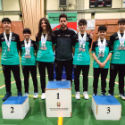 Los competidores del Club Valonsadero Bádminton con las medallas conseguidas en el Regional sub-17.