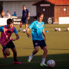 Zaira Gallardo, con la camiseta azul, en un entrenamiento con el Numancia.