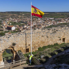 Acto del izado de la bandera de España en el castillo de Osma.