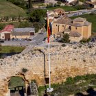 La enseña nacional ya ondea en el castillo