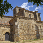 Imagen de la iglesia de Nuestra Señora del Rosario de Gallinero y de las estelas funerarias.