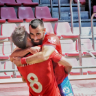 Lupu se abraza con Alain Ribeiro tras marcar el que era el 1-0 ante el San Fernando.