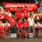 El equipo del Triatlón Soriano en lo más alto del podio como campeones regionales.