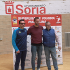 El entrenador del Grupo Herce, Alberto Toribio, el concejal de Deportes del Ayuntamiento de Soria, Manu Salvador, y el presidente del Grupo Herce, Alfredo Cabrerizo.