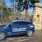 Vehículo de la Policía Nacional en la puerta de la Dehesa.