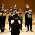 Actuación del coro infantil en el Conservatorio Oreste Comarca.