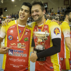 Lucas Lorente y Manu Salvador con la medalla del subcampeón de España de voleibol el pasado sábado en el San Andrés.