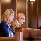 Los concejales de Vox en el Ayuntamiento de Soria, Sara López y Fernando Castillo, durante el Pleno.