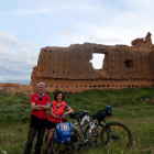 Carlos Rubio y Carolina Muñoz recorriendo Soria dentro de 'La historia en bicicleta'.