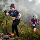 Dos participantes durante la subida al Moncayo.