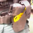 Captura del vídeo con el arma en primer plano.