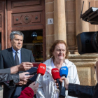 Rosario Bermudo atiende a los medios con su abogado a las puertas del Palacio de Justicia de Soria.