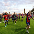 Los jugadores del Yeclano Deportivo celebra con sus aficionados la victoria lograda ante el Lleida Sportiu en la primera ronda de la promoción de ascenso a Primera Federación.
