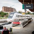 El tren de Soria a Madrid ayer en la estación del Cañuelo antes de iniciar el viaje.