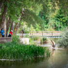 El termómetro rebasa los 30 grados en Soria y el río Duero recibe a los primeros bañistas.
