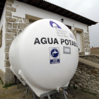 Cisterna de la Diputación par a el reparto de agua potable en la provincia.