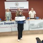 Claudia Molina con el premio que le acredita como ganadora de la Olimpiada de Economía en Soria.