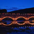 El puente sobre el río Duero en Salduero iluminado con las velas.