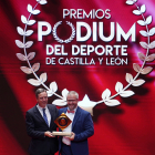 Alfredo Cabrerizo recibe del manos del director general de Deportes de la Junta, Enrique Sánchez Guijo-Acevedo, el galardón a la mejor entidad deportiva de 2023.