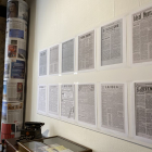 Reproducciones de periódicos en la exposición.