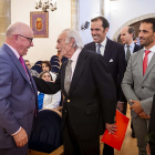 El duque de Soria, Carlos Zurita, saluda al director general de Caja Rural de Soria, Domingo Barca, antes del inicio de la lección magistral.