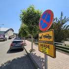 Señalización prohibiendo el aparcamiento en la bajada desde el túnel de Eduardo Saavedra.