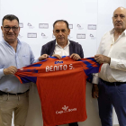 Patricio de Pedro y Javier Jiménez le entregaron una camiseta del Numancia a Benito Serrano.