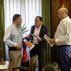 De Pedro, Serrano y Jiménez en la reunión del Numancia en Diputación.