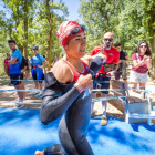 Marina Muñoz en el momento de salir del agua en la prueba de triatlón cros.