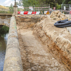 Calzada empedrada que ha aparecido a raíz de las obras del puente de piedra.