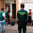 La Guardia Civil durante uno de los registros domiciliarios.