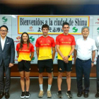 Marina Muñoz y Javier Izquierdo junto a representante del triatlón de la ciudad japonesa.