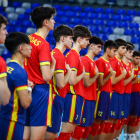 El combinado español escucha el himno nacional antes de jugar por la medalla de bronce.