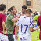 Aitor Calle se dirige a sus jugadores tras una pausa de hidratación en el amistoso ante el Atlético de Madrid.