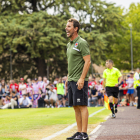 Aitor Calle da indicaciones en el primer amistoso del verano ante el Atlético de Madrid.